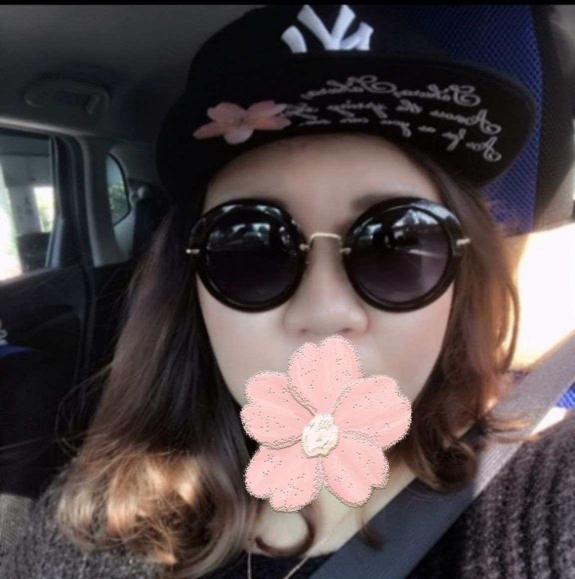 miumiu整个品牌我都很喜欢， 这个墨镜是我妈妈送给我的，