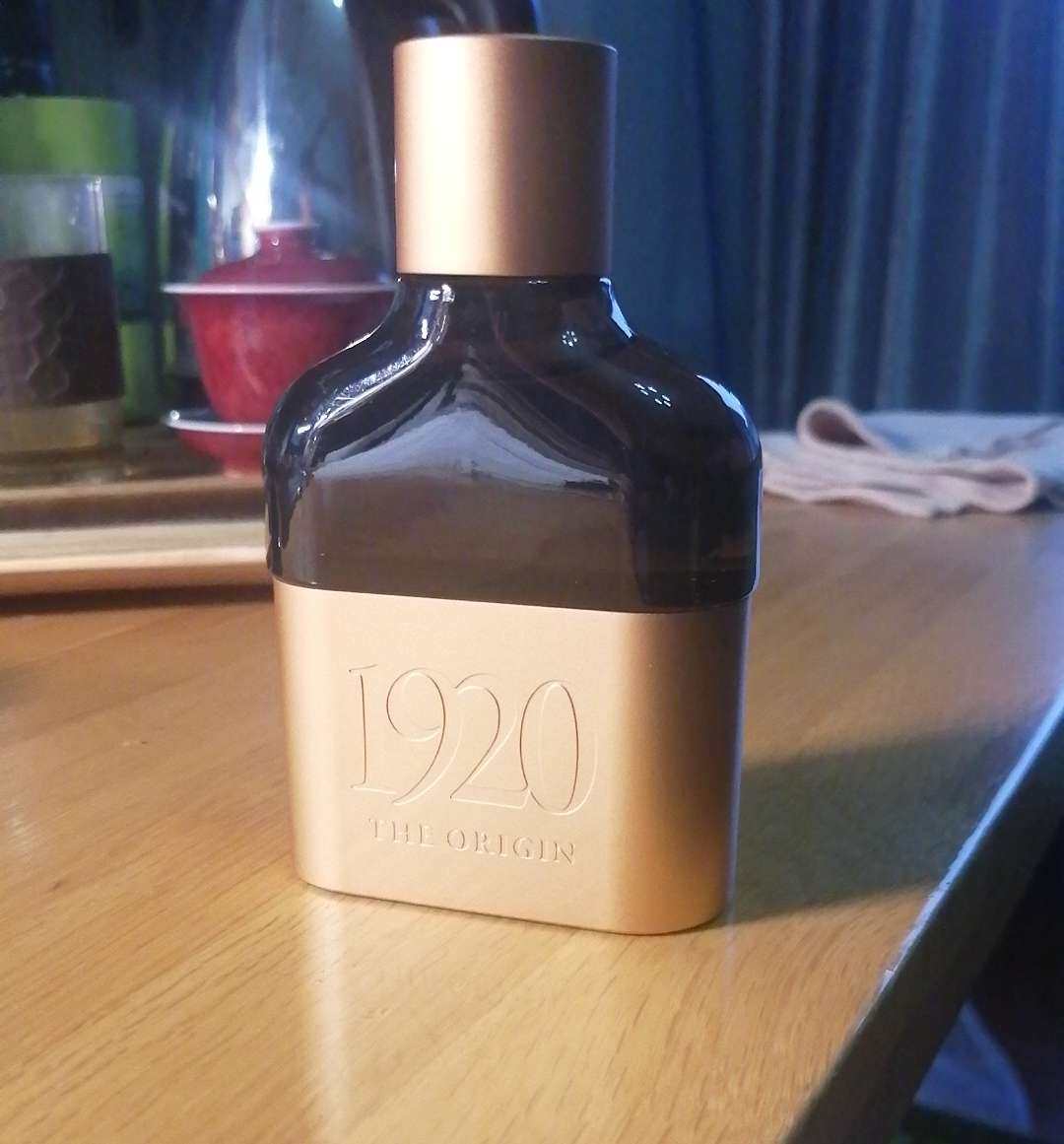 不知不觉，我开始对香水产生了兴趣，可能是为了愉悦我和女友，便