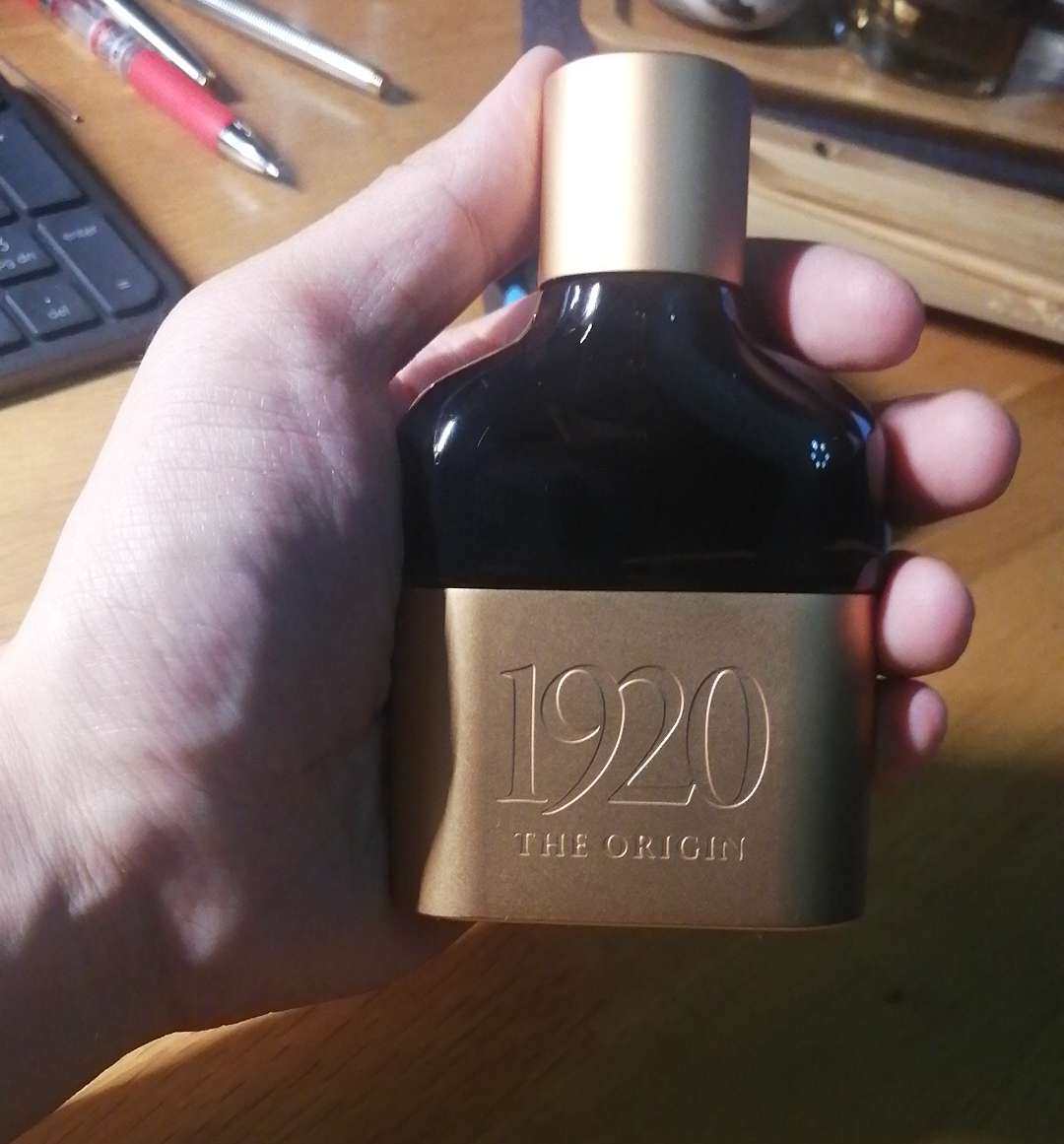 不知不觉，我开始对香水产生了兴趣，可能是为了愉悦我和女友，便