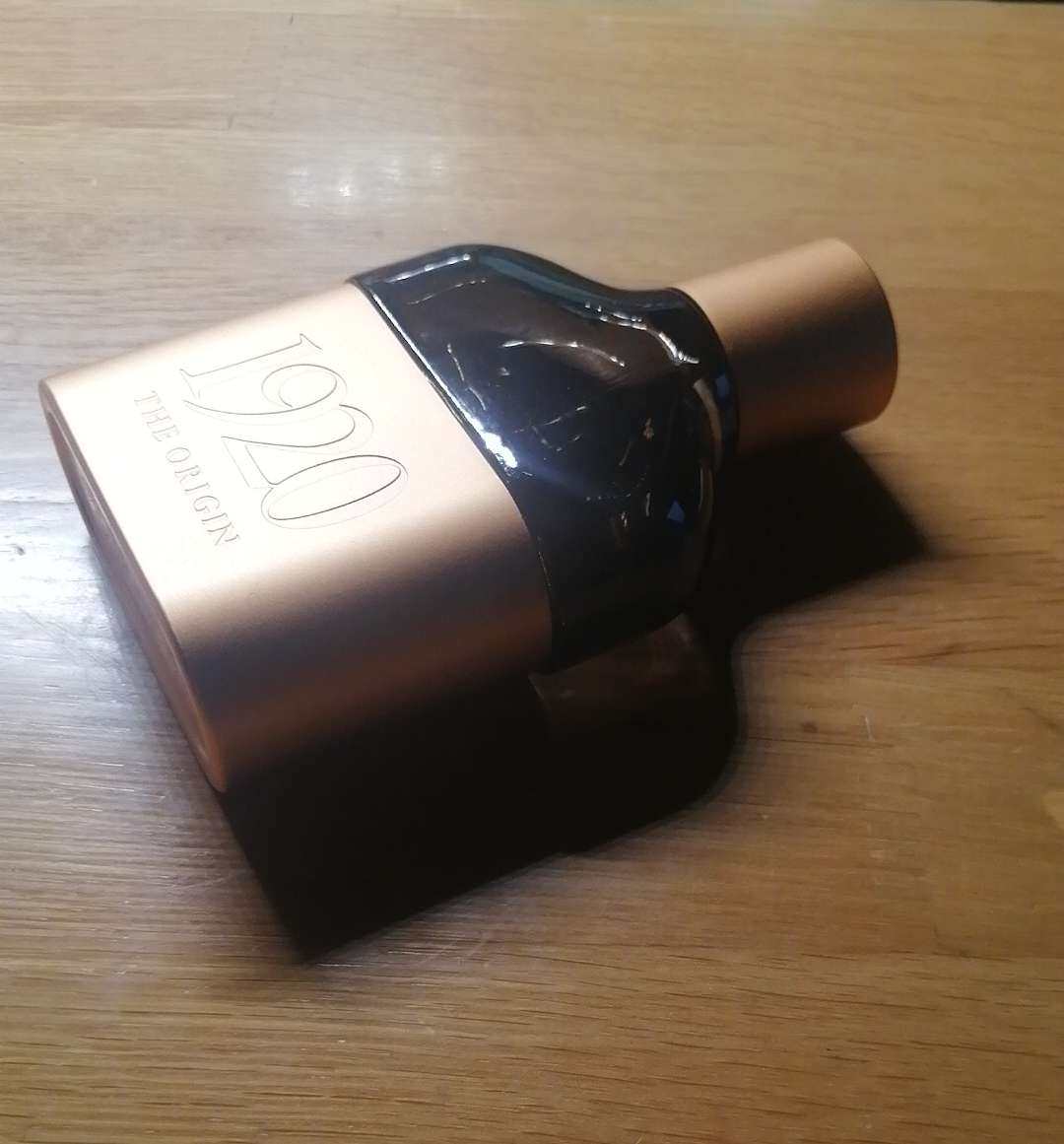 不知不觉，我开始对香水产生了兴趣，可能是为了愉悦我和女友，便