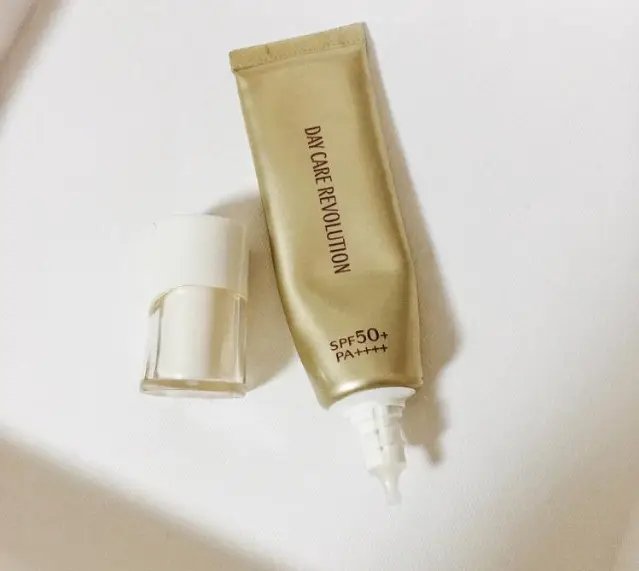 先说说我自己的肤质，我是一个混油皮，偶尔用点油腻的护肤品就会