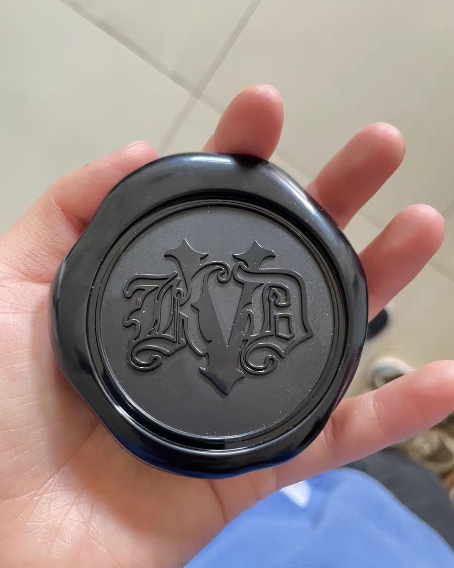 ✨KVD粉饼粉质很细腻，上脸效果像开了磨皮似的，妆容一秒变哑