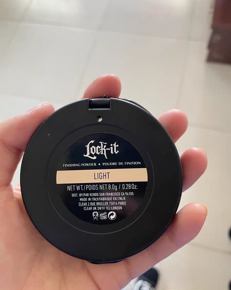 ✨KVD粉饼粉质很细腻，上脸效果像开了磨皮似的，妆容一秒变哑