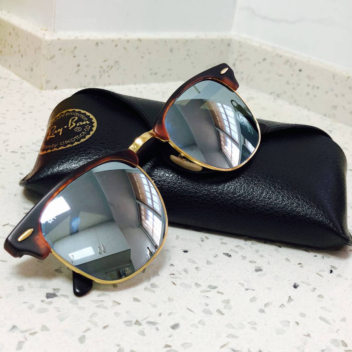 雷朋的明星单品还是挺多的，更多人偏爱飞行镜，因为颜色多选择性