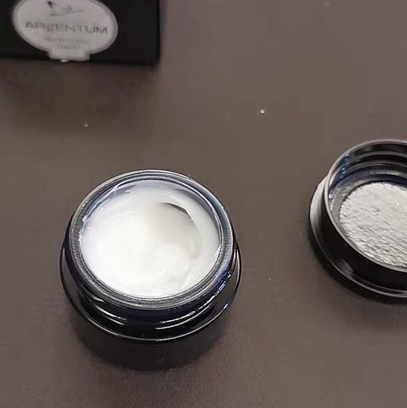 夏季对于混油症皮肤可谓是灾难季节，加上每天戴口罩不免捂出一脸