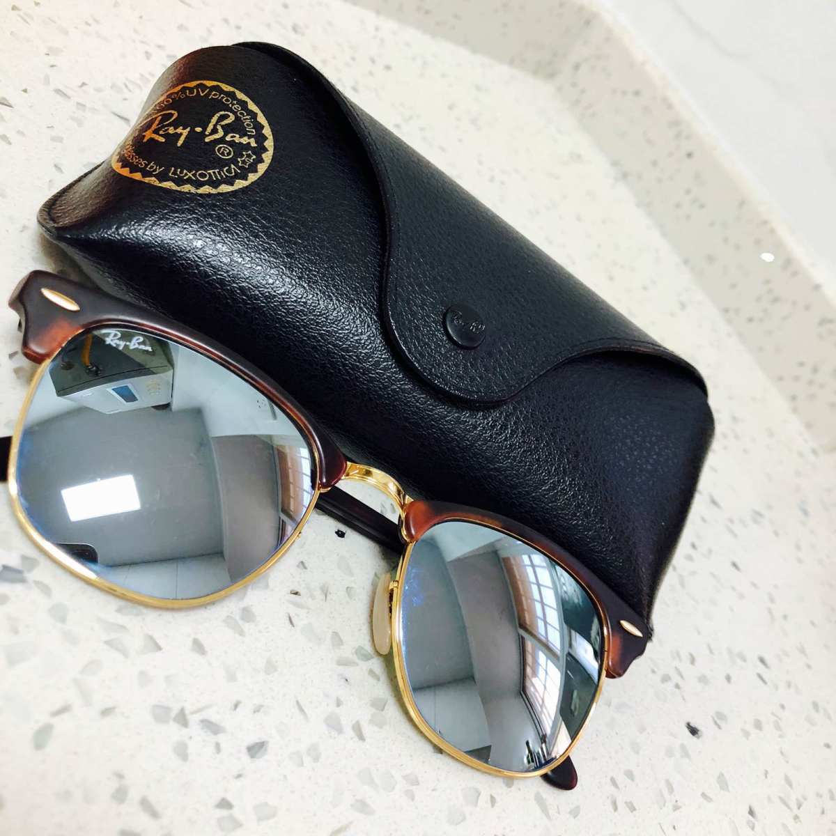 雷朋的明星单品还是挺多的，更多人偏爱飞行镜，因为颜色多选择性