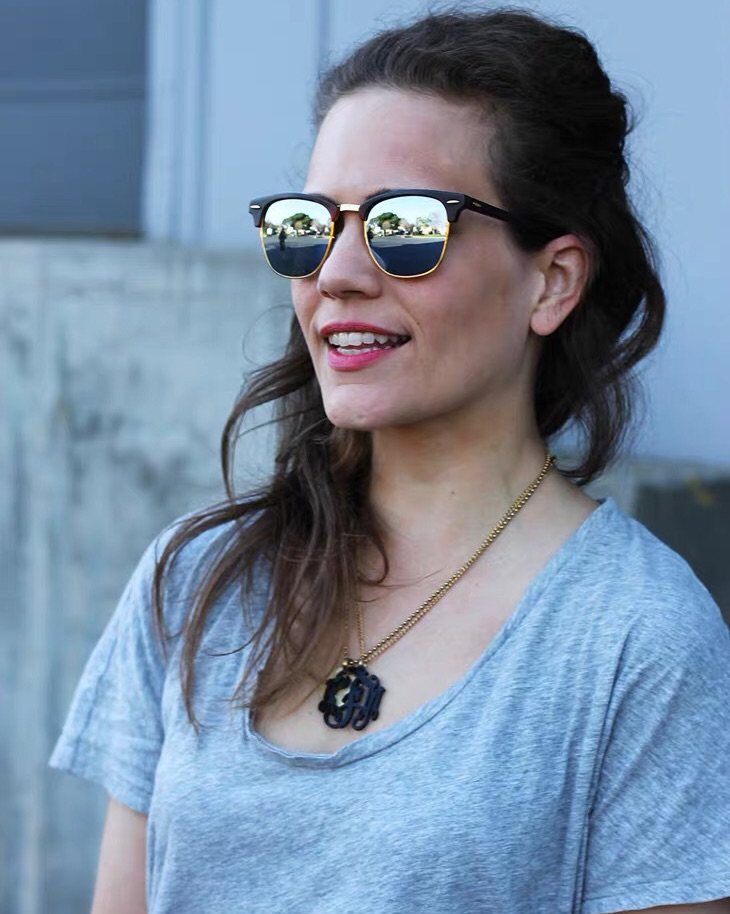 雷朋的明星单品还是挺多的，更多人偏爱飞行镜，因为颜色多选择性