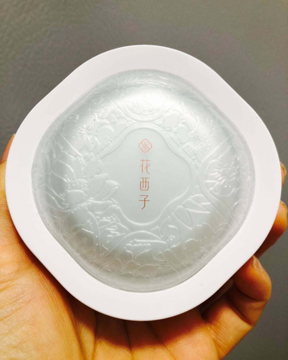 这次618凑单入手了花西子散粉，一直听说做的不错的，正好61