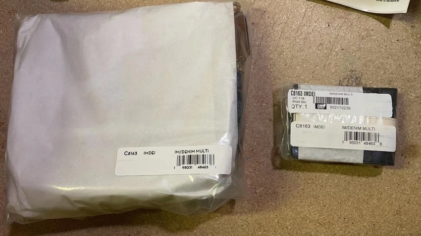 前几天，美私出库的时候发现有包包发错了，两个一模一样的型号，