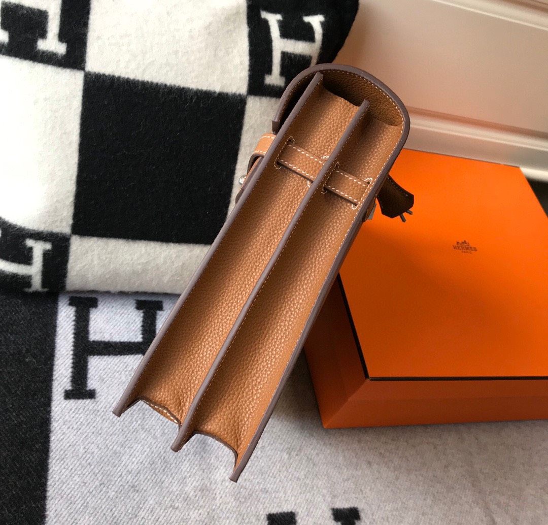 爱马仕Kelly系列**的男包🎗 标志得凯莉家族血统，方正