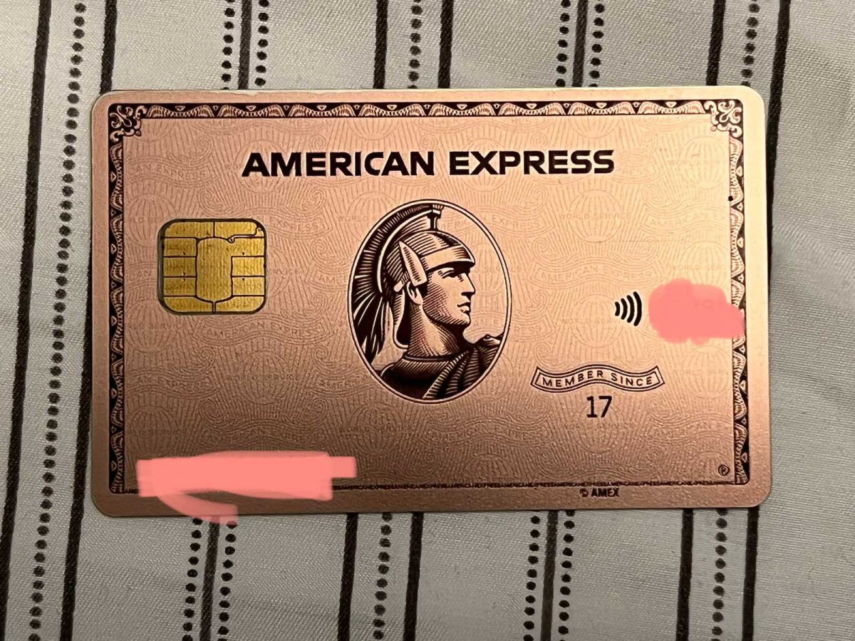 我的卡面是玫瑰金色的金属卡，还有金色可选，国内有两种对应颜色