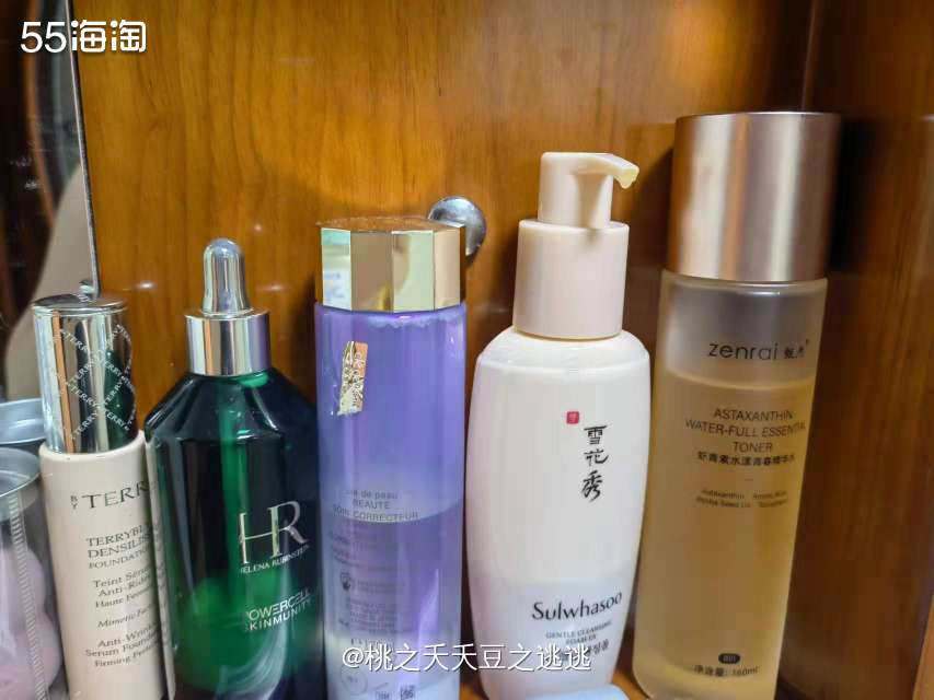 🪐刚才跑到卫生间里拍了下我的护肤品，才发现整体都是奇奇怪怪