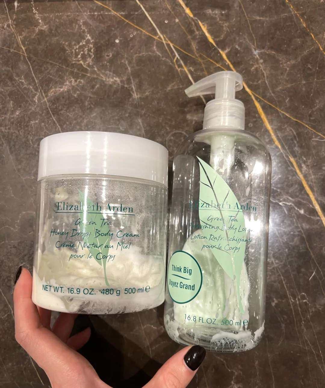 夏天我选身体乳最基本的要求就是：高保湿、不油腻、味道好闻。 