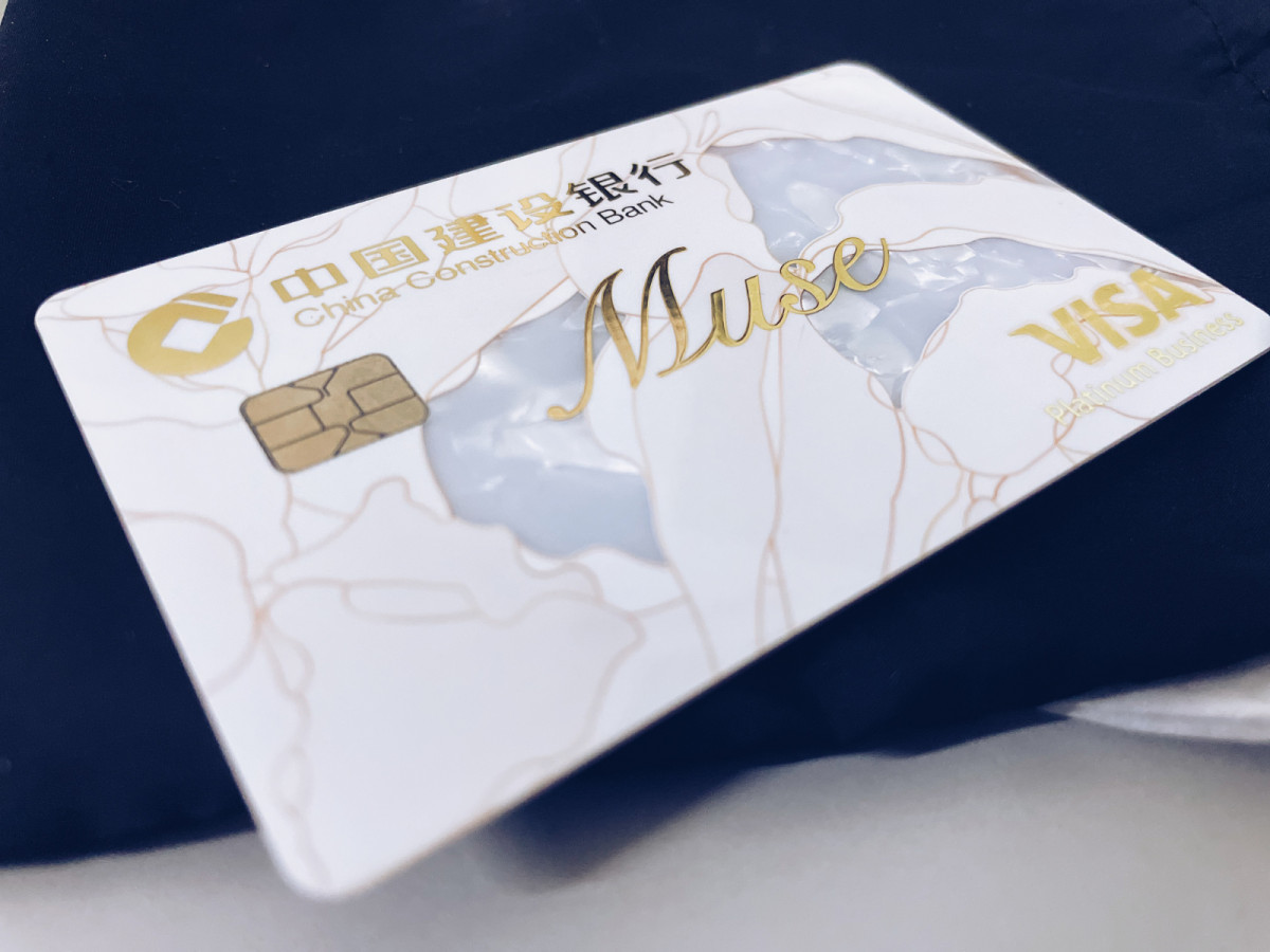 我办过的信用卡几乎全是建设银行家的，没有别的原因， 颜狗就是