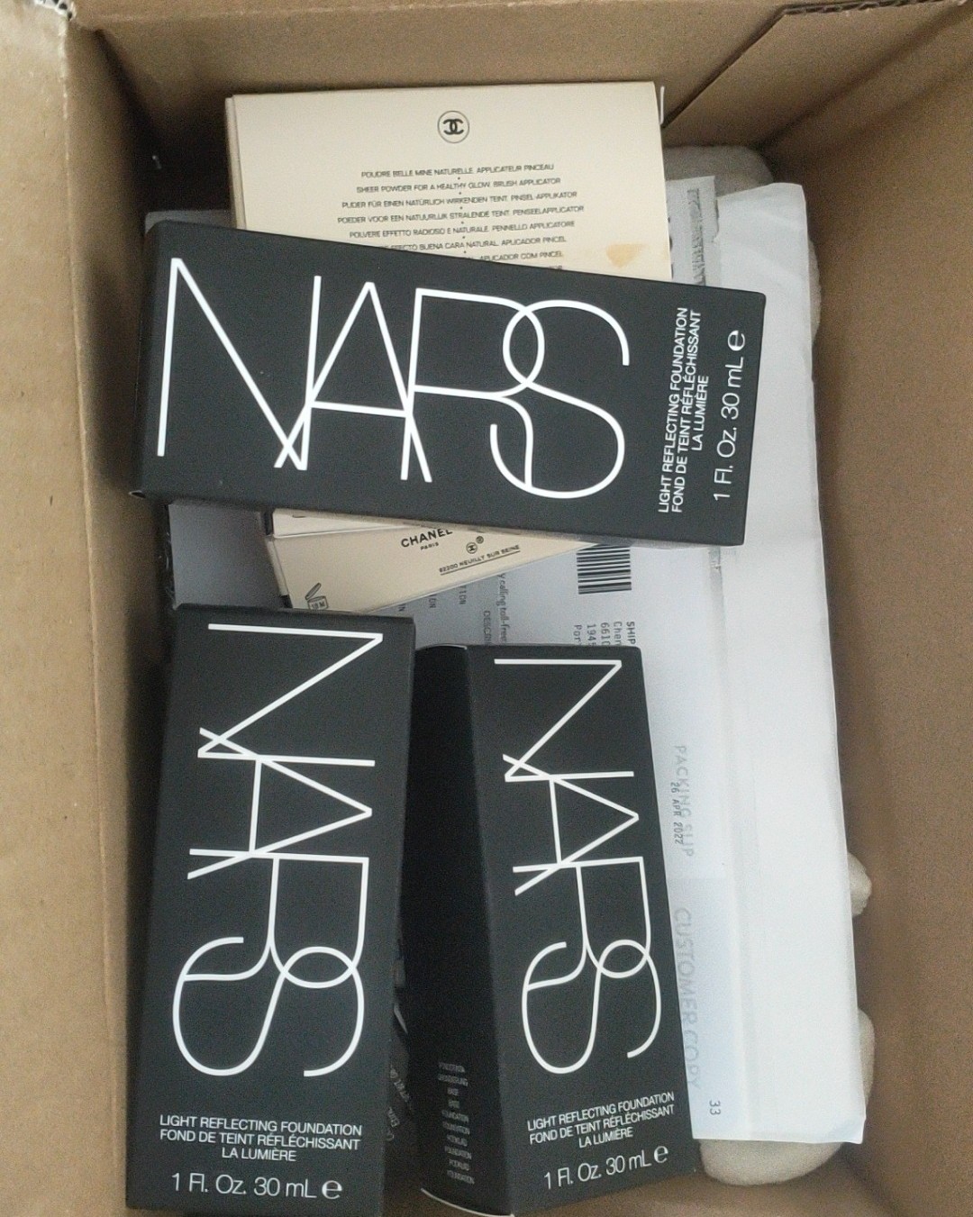 ⛱️这个包裹是两单合箱的，分别是nars方饼粉底液三个，色号