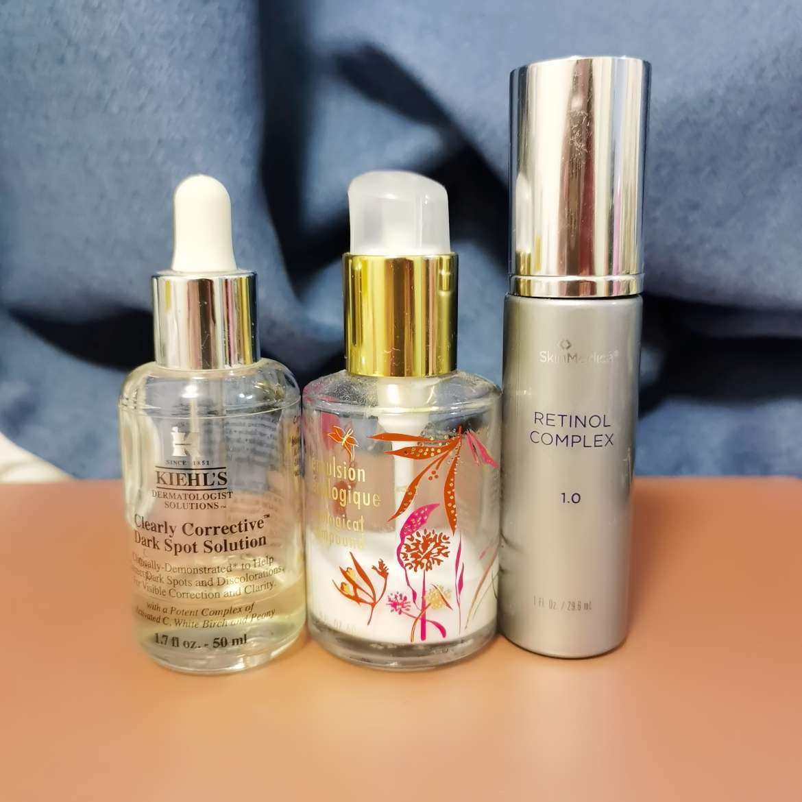 晚上用的护肤品我一般有两套。 一套的核心是海蓝之谜。 比较适