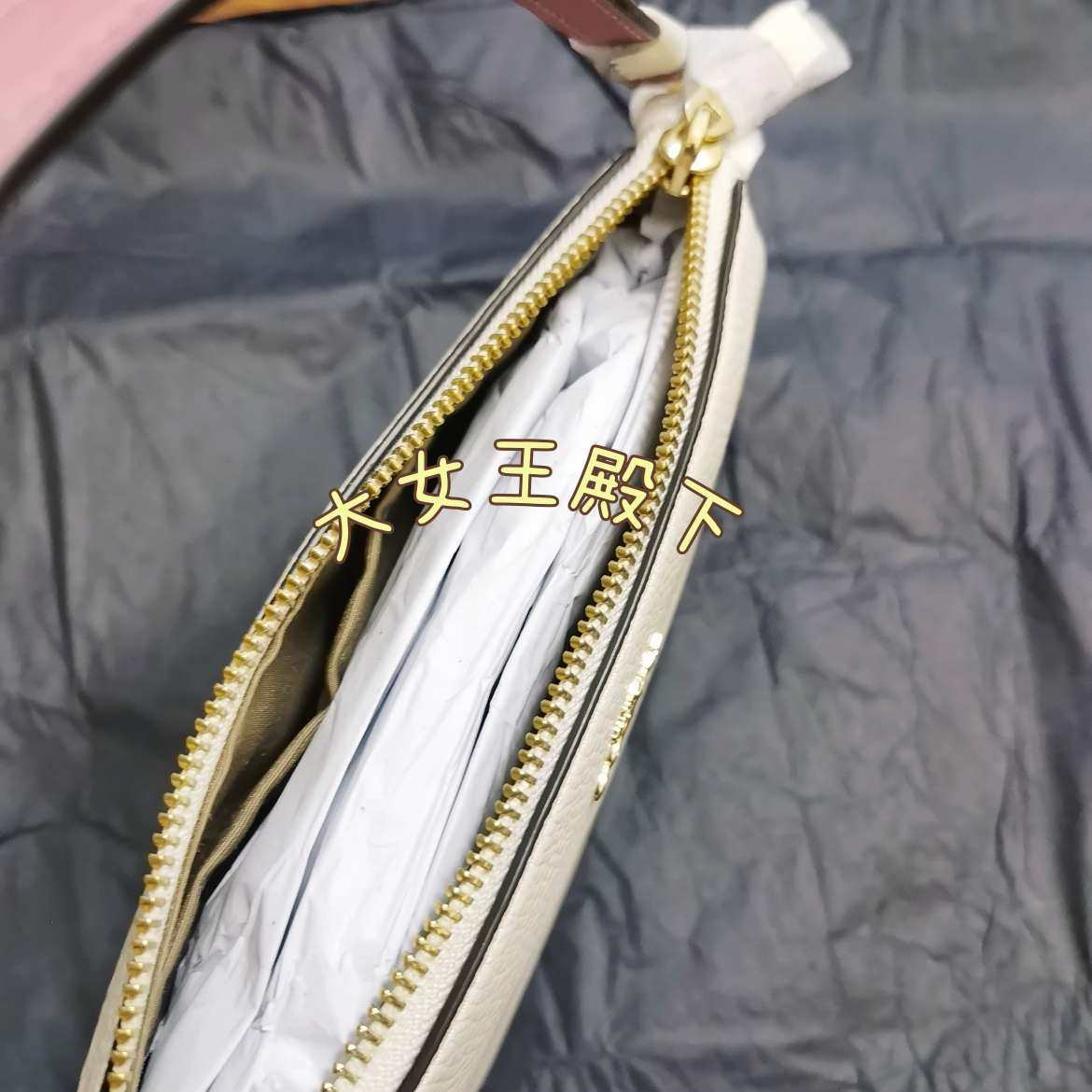 买的是coach的麻将包 粉色白色拼色 这个颜色挺好看的，斯