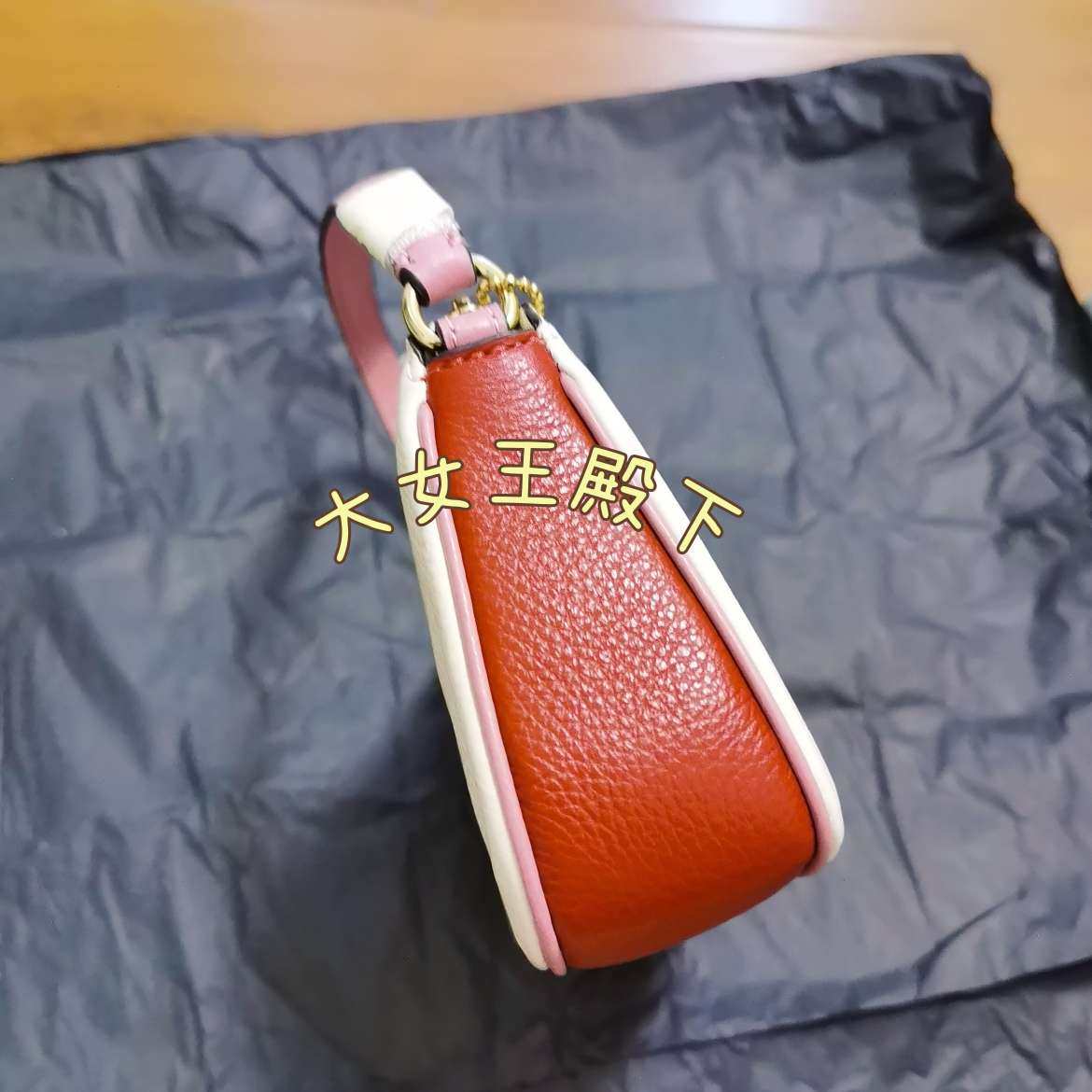 买的是coach的麻将包 粉色白色拼色 这个颜色挺好看的，斯