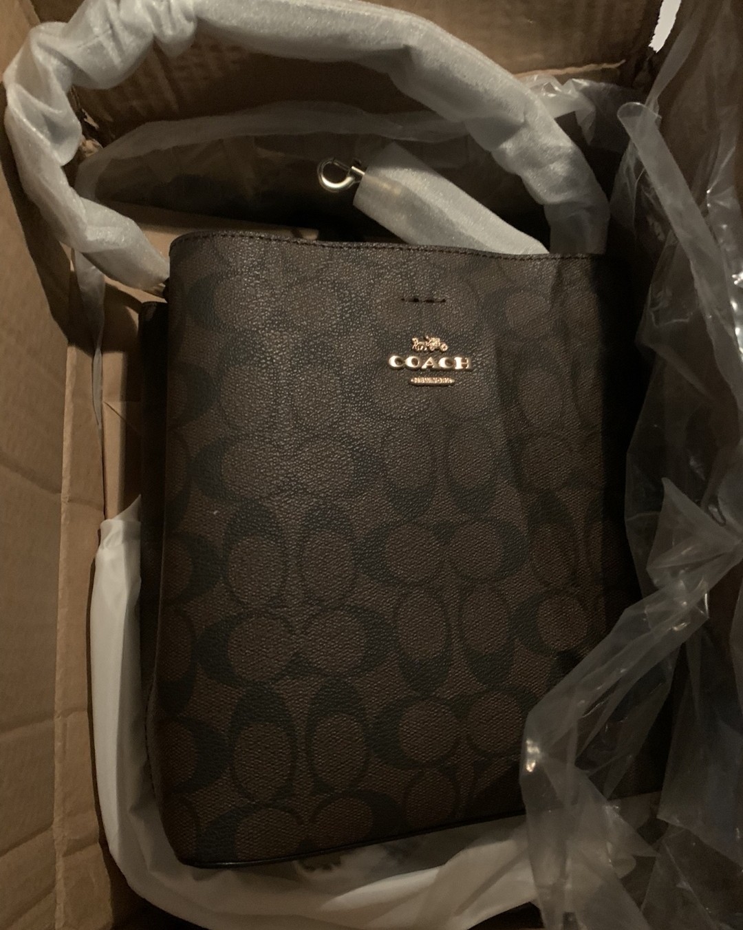 👜coach这款深棕色老花水桶包还是挺火的，我也赶在官网七