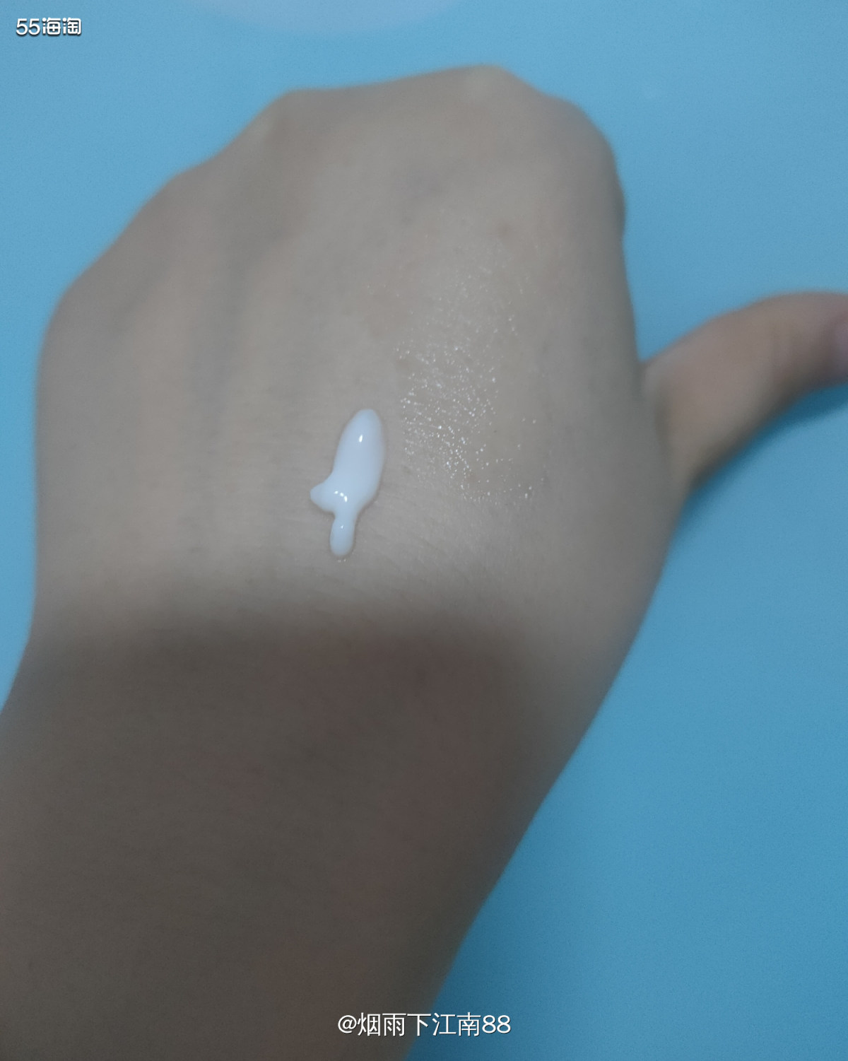 赫莲娜赋能轻乳液，属于赫莲娜绿宝瓶明星系列，含有海洋堇，螺旋