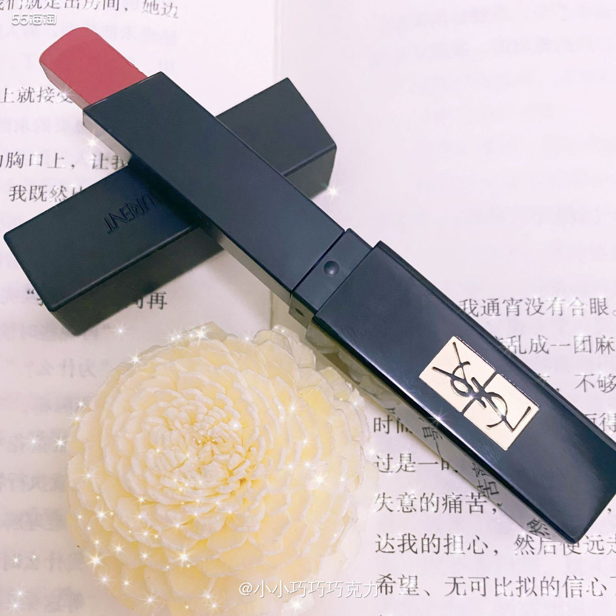 这支ysl小黑条是去年入手的，堪称我秋冬爱涂第一位，呢子大衣