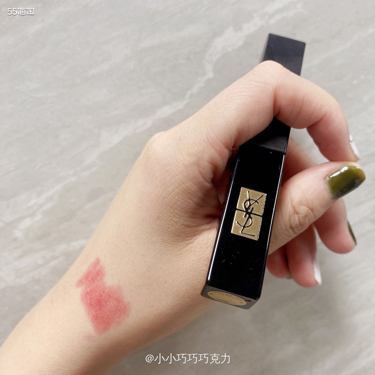 这支ysl小黑条是去年入手的，堪称我秋冬爱涂第一位，呢子大衣