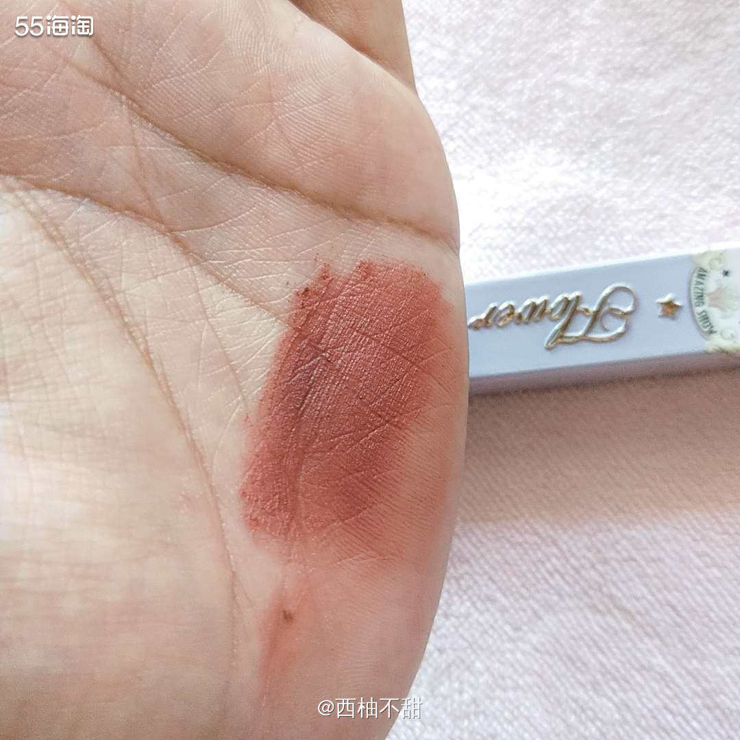 🌸花知晓唇泥的颜值简直是无可挑剔，非常的少女心可以算是颜值