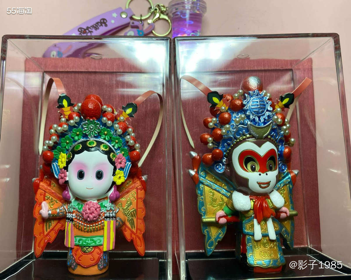 这两个彩塑作品是我在一家艺术品小店淘到的。  😍😍😍适