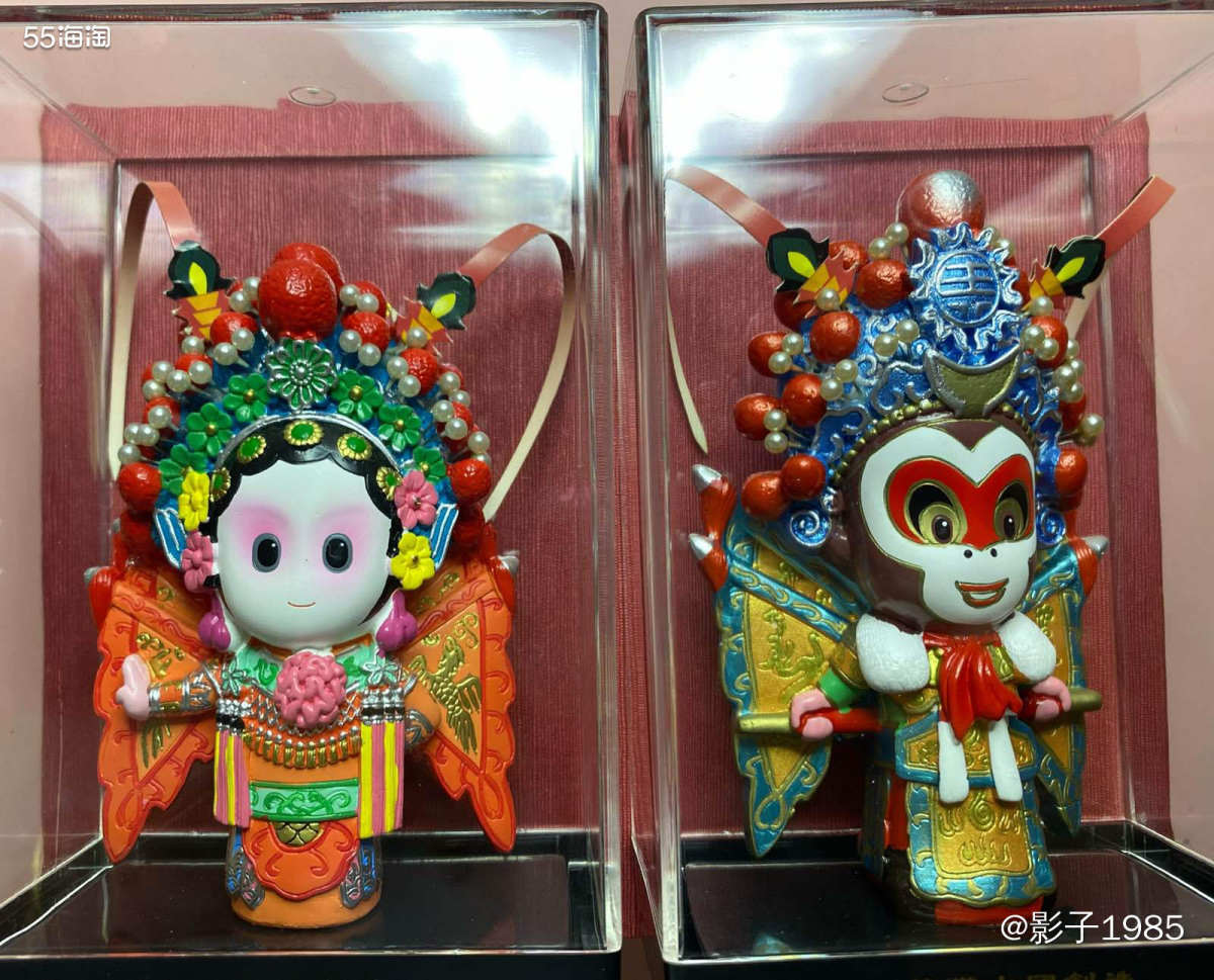 这两个彩塑作品是我在一家艺术品小店淘到的。  😍😍😍适
