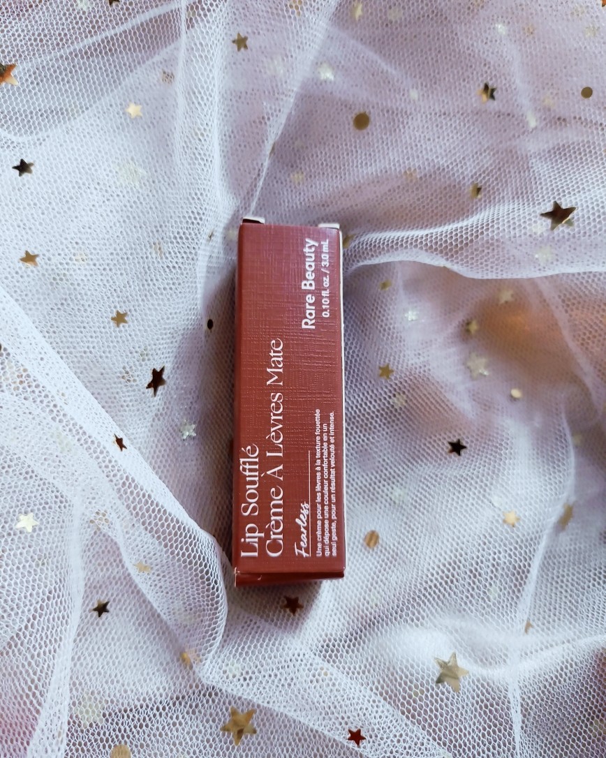 很多歌手明星出了自己的品牌，Selena Gomez也有自己