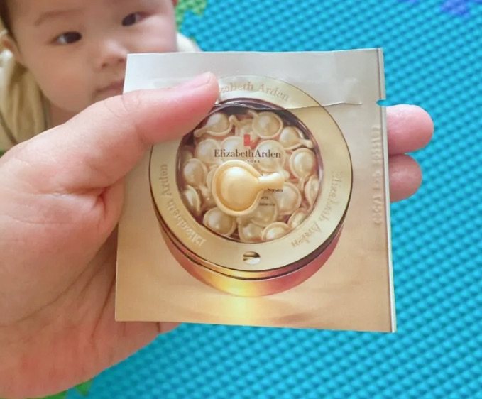 看过很多关于雅顿金胶的测评，评价普遍是非常油，我心里咯噔一下