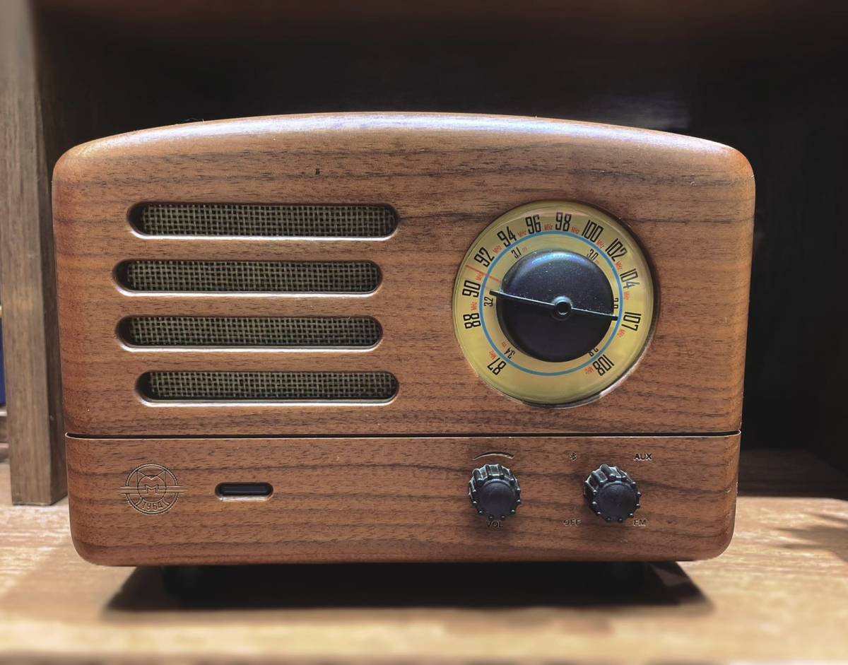 🌈这款复古猫王音箱是我在杂货铺一眼看中的，木质的音箱比较少