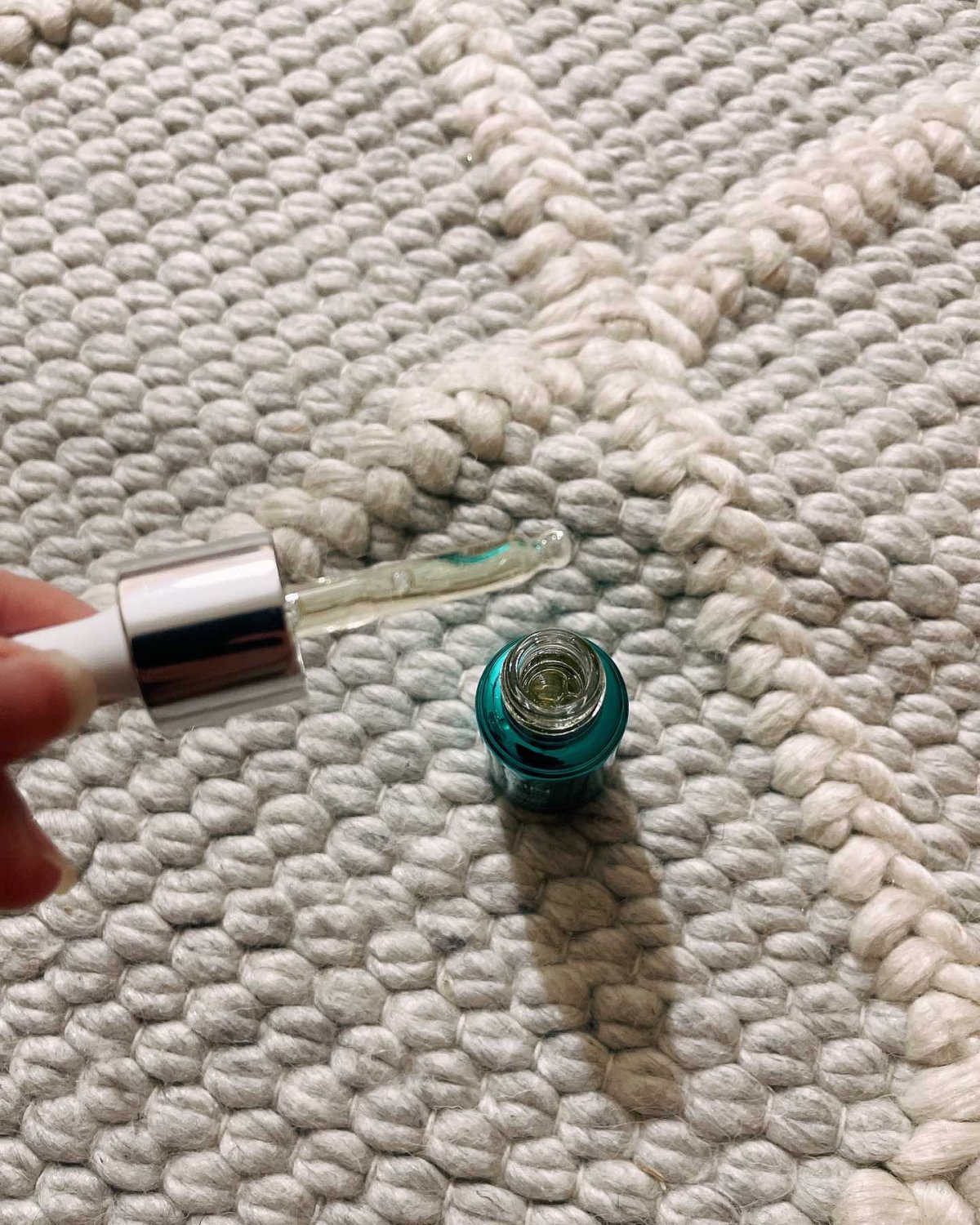 丝芙兰买的 ，这牌子我只用过这款精华. 壳子很好看 看上去很