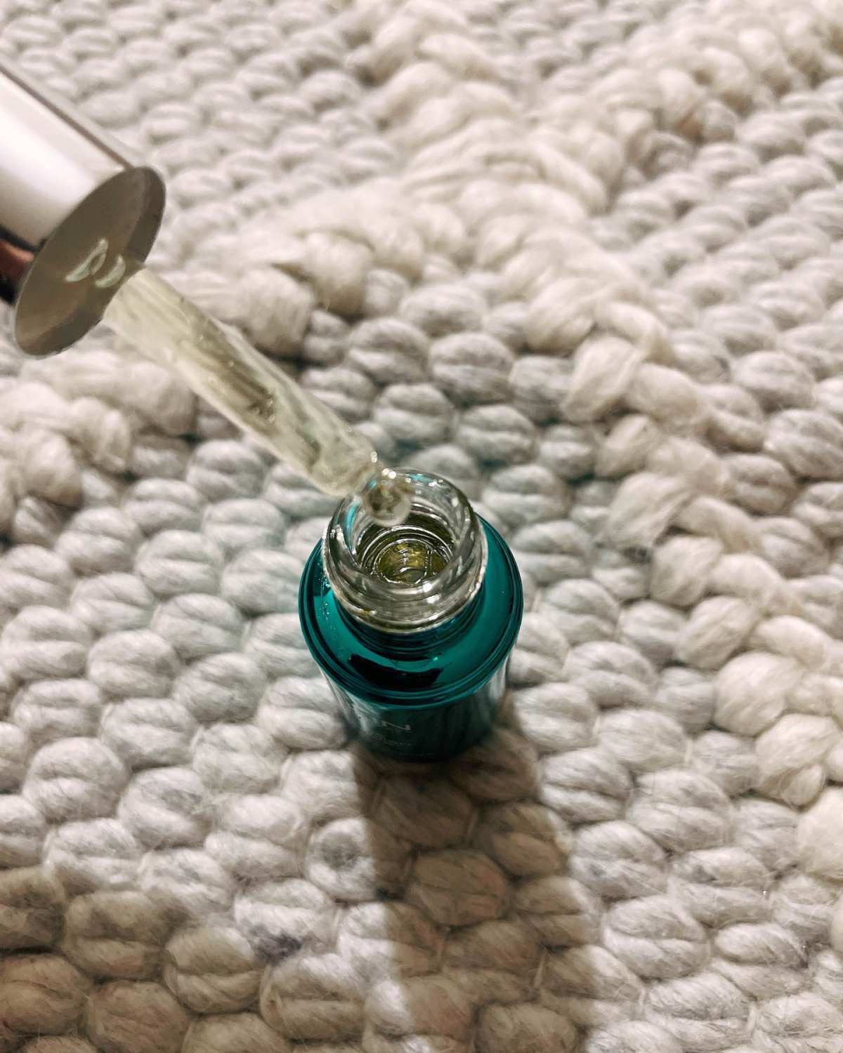 丝芙兰买的 ，这牌子我只用过这款精华. 壳子很好看 看上去很