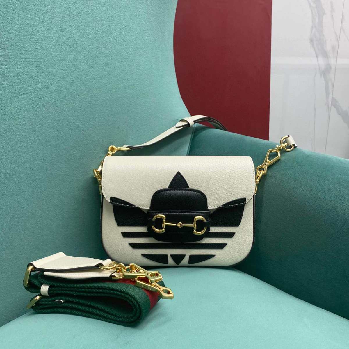 作为adidas x Gucci联名系列之一，该Gucci 