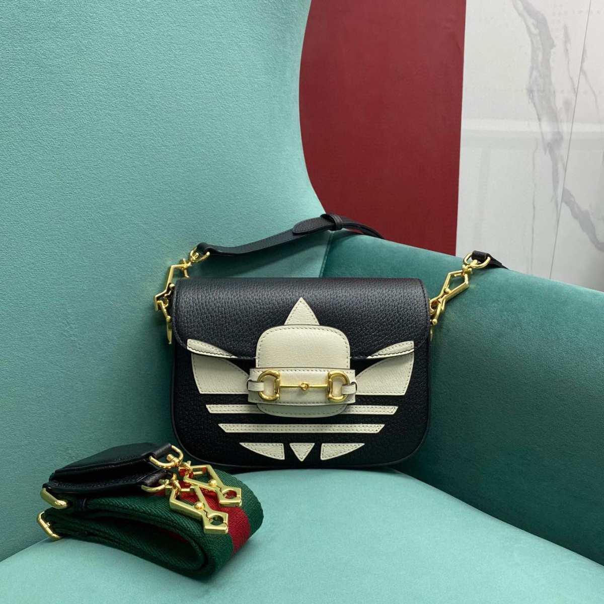 作为adidas x Gucci联名系列之一，该Gucci 
