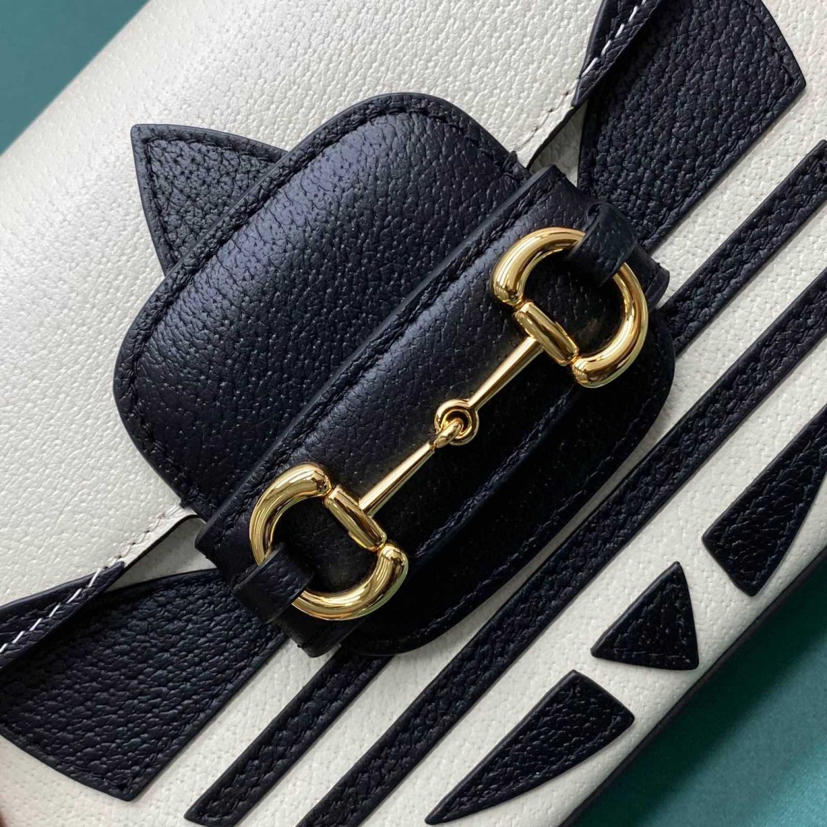 作为adidas x Gucci联名系列之一，该Gucci 