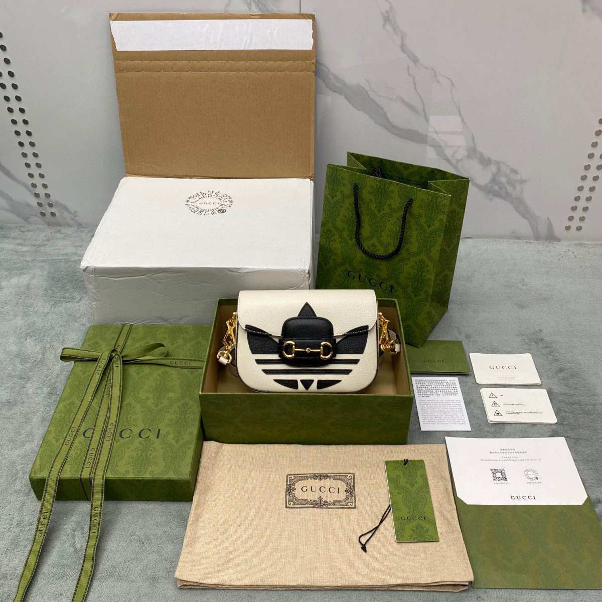 作为adidas x Gucci联名系列之一，该Gucci 