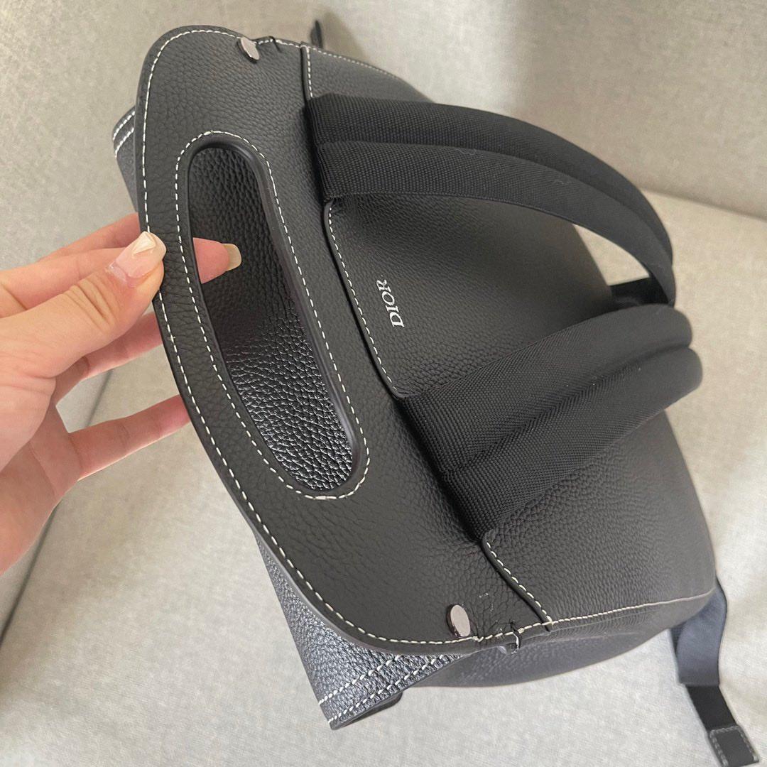 采用时尚的原创设计，突显标志性的马鞍风格经典标识。黑色粒面牛