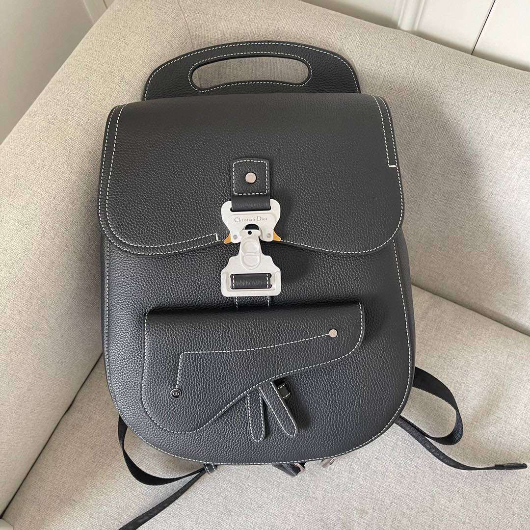 采用时尚的原创设计，突显标志性的马鞍风格经典标识。黑色粒面牛