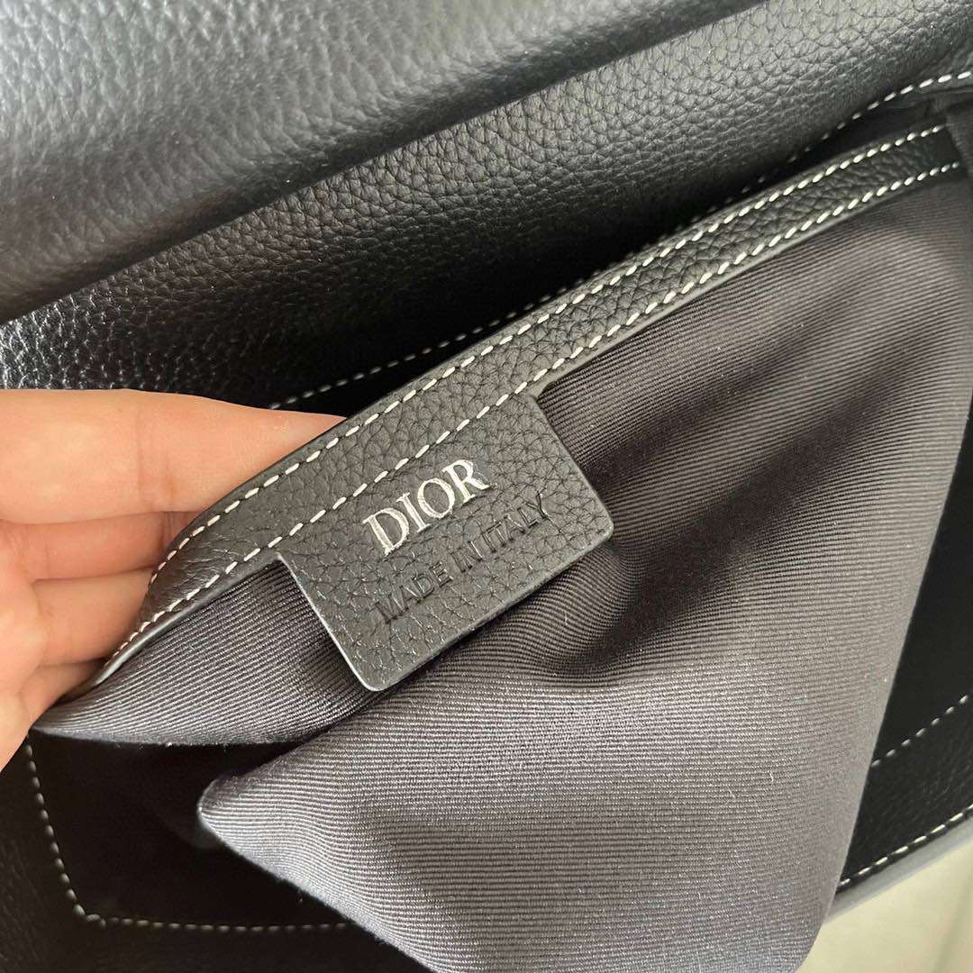 采用时尚的原创设计，突显标志性的马鞍风格经典标识。黑色粒面牛