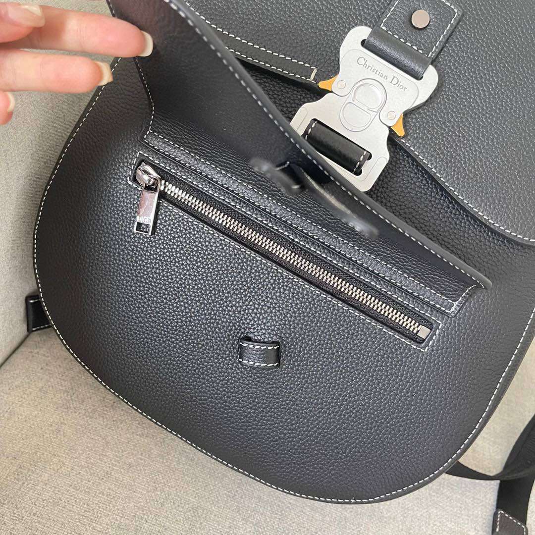 采用时尚的原创设计，突显标志性的马鞍风格经典标识。黑色粒面牛