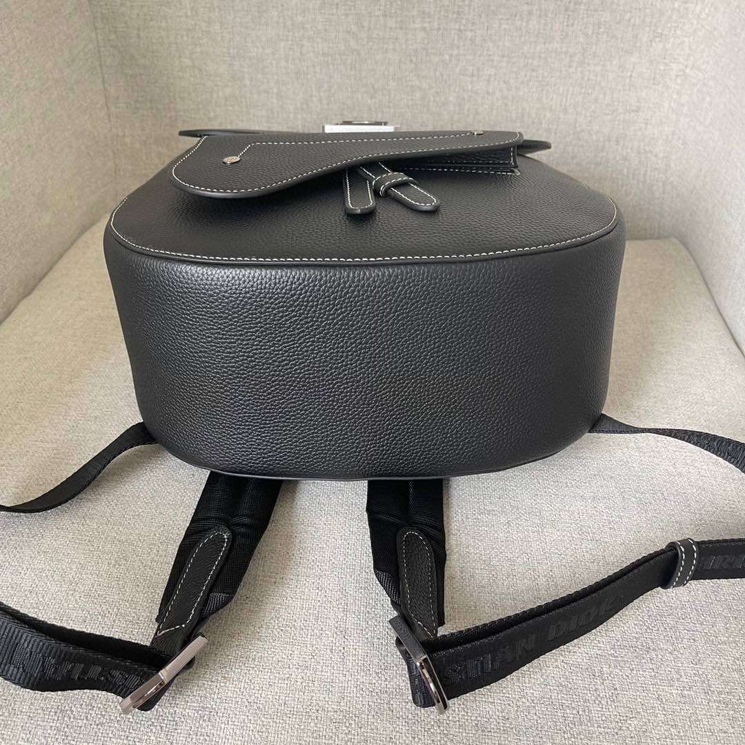 采用时尚的原创设计，突显标志性的马鞍风格经典标识。黑色粒面牛