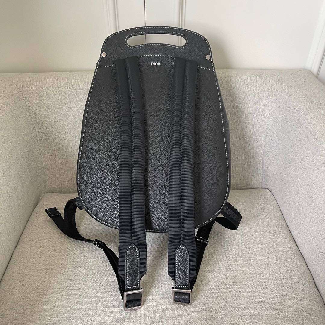 采用时尚的原创设计，突显标志性的马鞍风格经典标识。黑色粒面牛