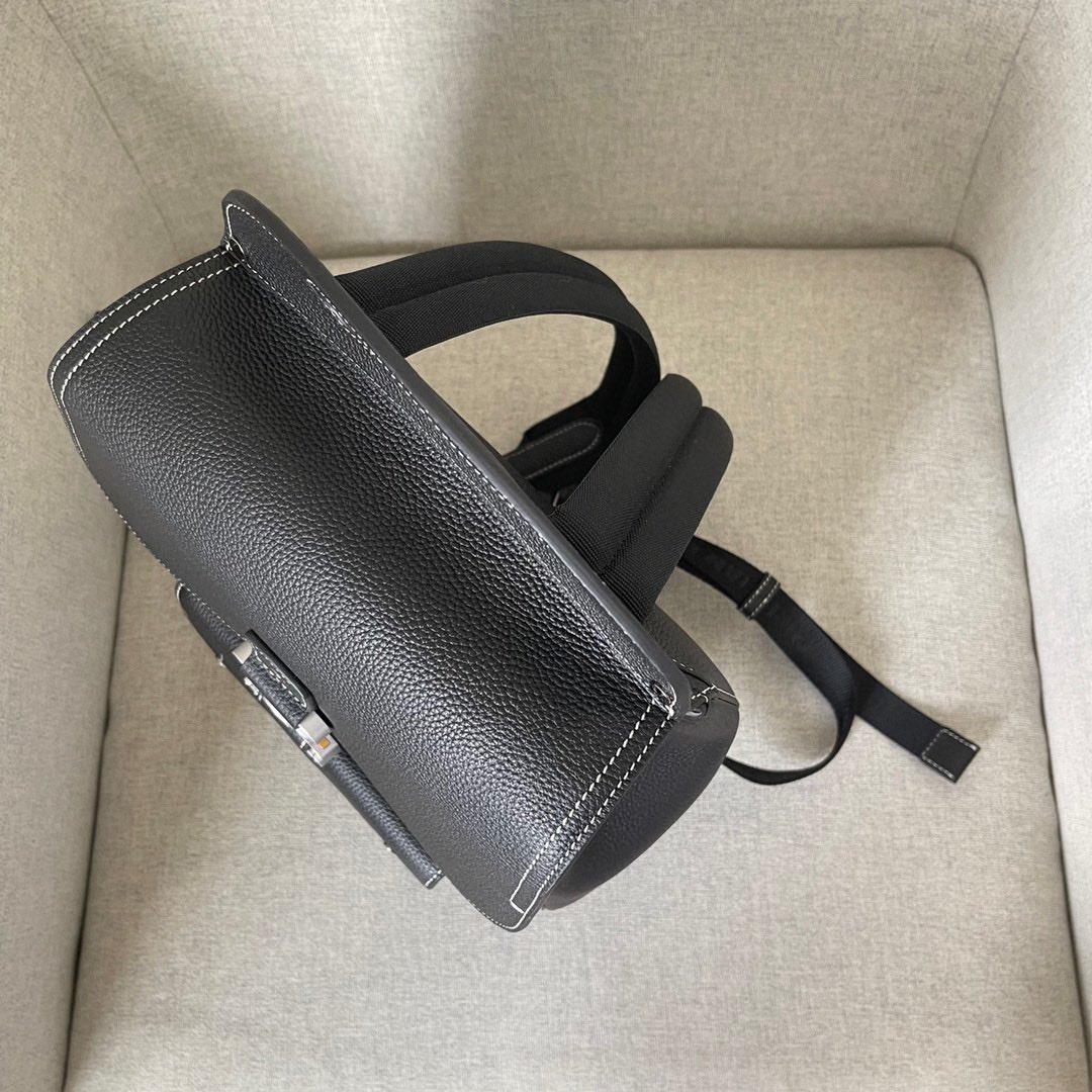 采用时尚的原创设计，突显标志性的马鞍风格经典标识。黑色粒面牛