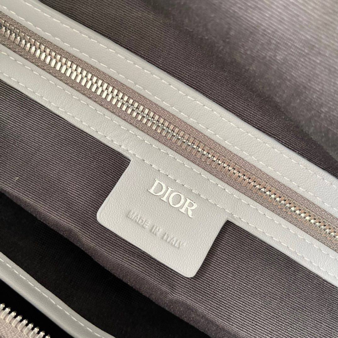 全新的经典单品，实用而优雅。采用迪奥灰 CD Diamond