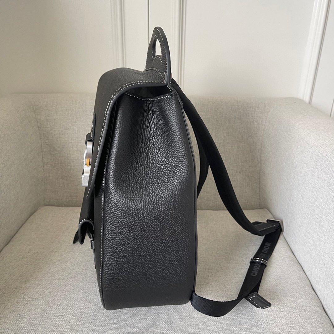 采用时尚的原创设计，突显标志性的马鞍风格经典标识。黑色粒面牛