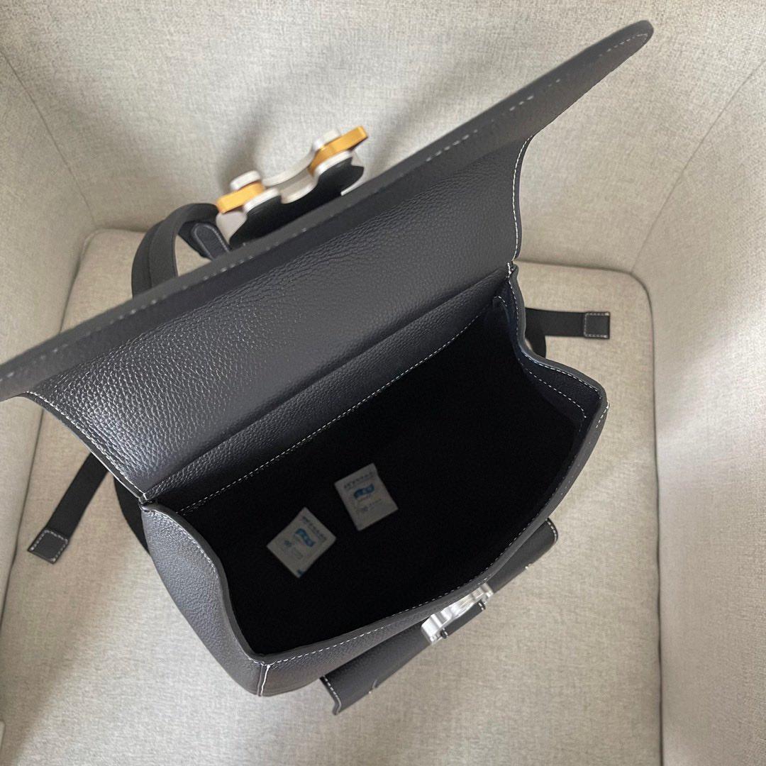 采用时尚的原创设计，突显标志性的马鞍风格经典标识。黑色粒面牛