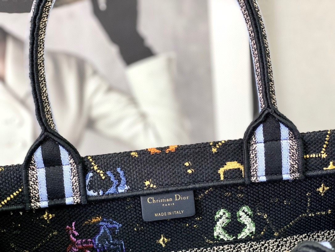 我心目中最近两年最美的包绝对是Dior的BookTote**