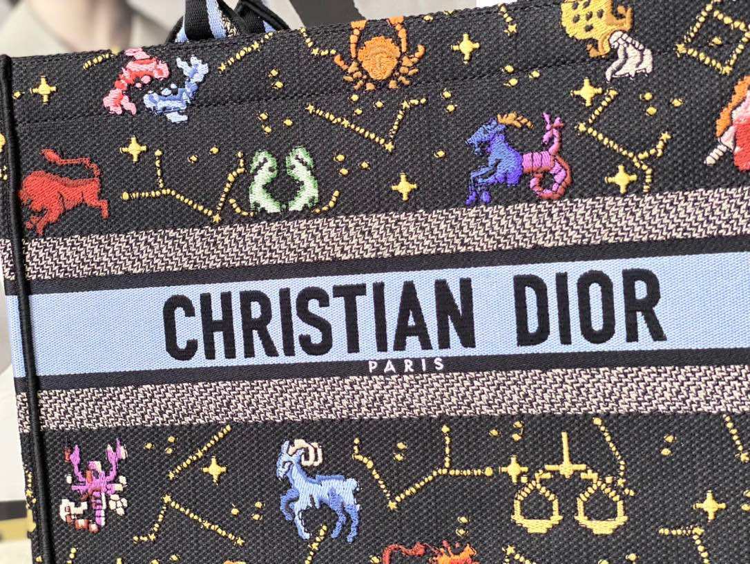 我心目中最近两年最美的包绝对是Dior的BookTote**